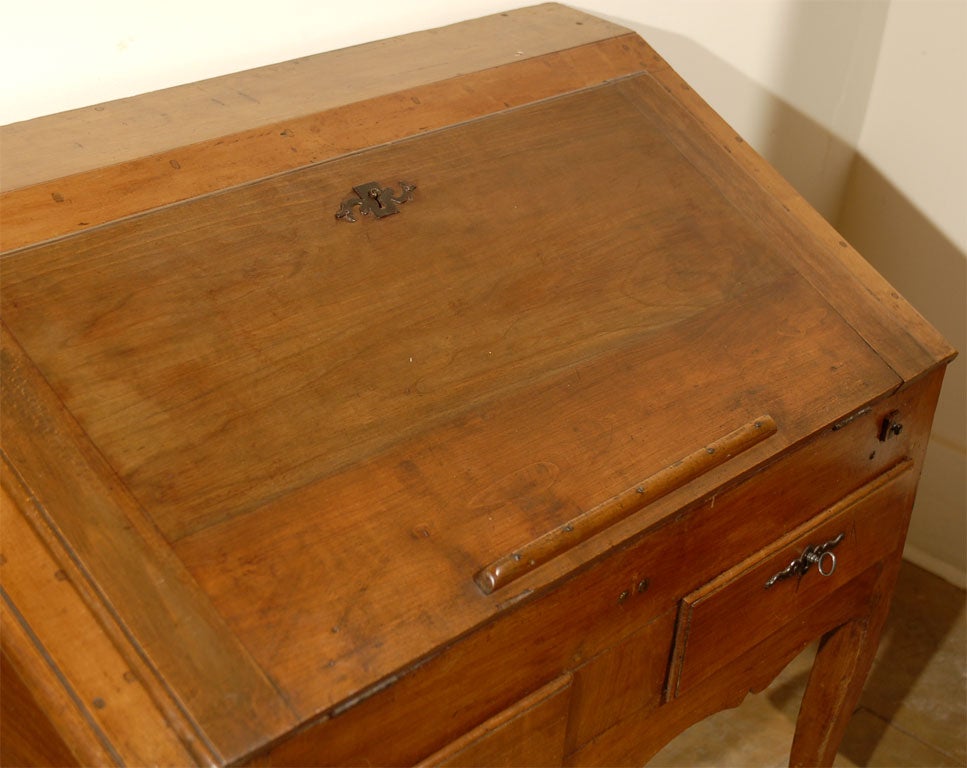 French 1750s Louis XV Walnut Slant Front Desk with Drawers and Cabriole Legs 2