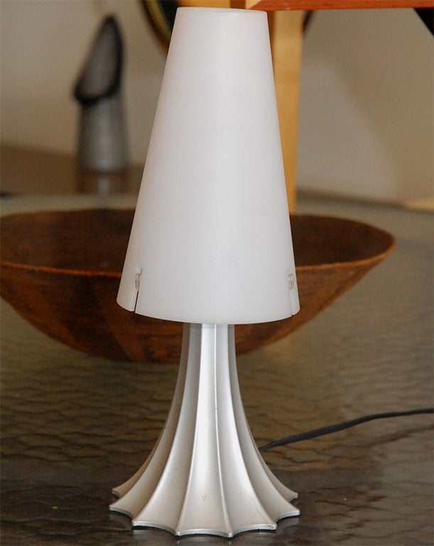 Niedliche und kleine Tischlampe von Alessandro Mendini entworfen.