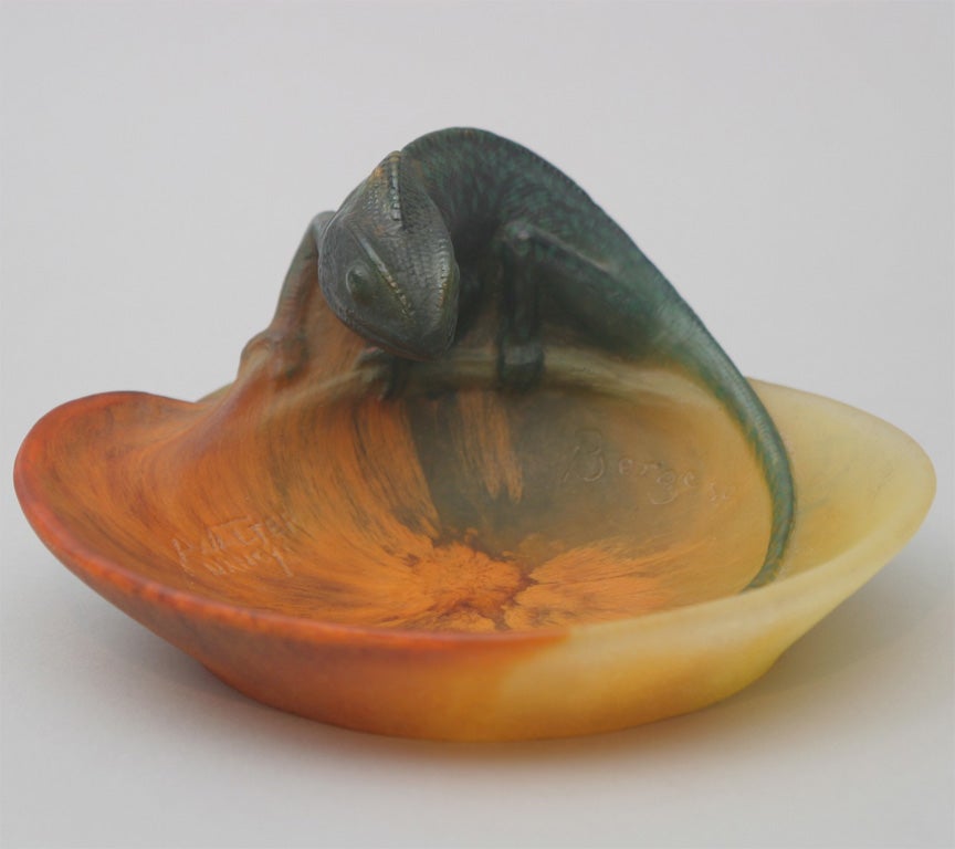 Moule à cendrier en pate-de-verre avec un caméléon vert