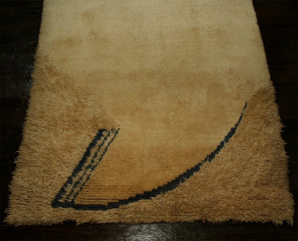Handmade beige wool carpet, signed, by  Evelyn Wyld, France, 1920's. From the Estate of Eyre De Lanux<br />
149 x 98 (cm)