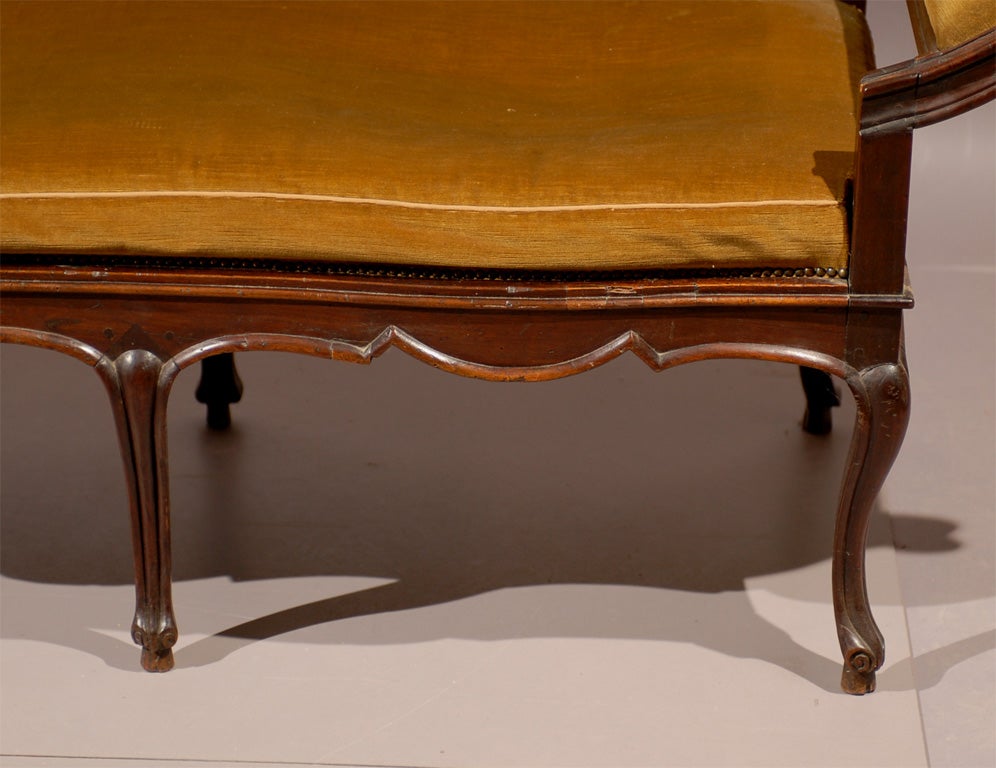 Italian Mid 18th century Venetian Walnut Settee with Removable Back For Sale