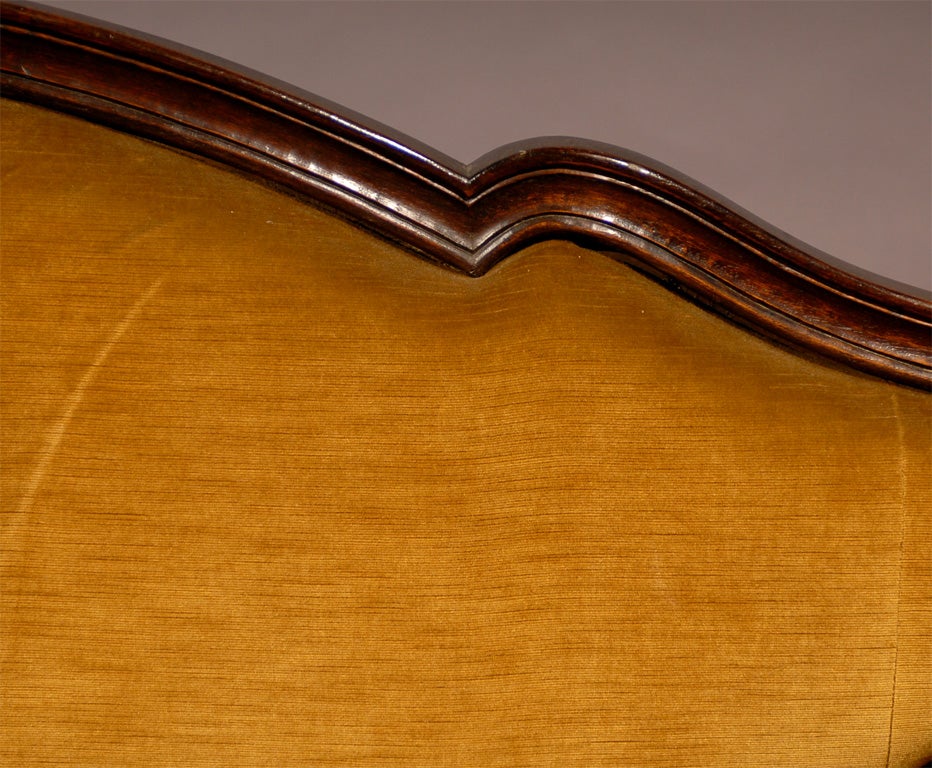 Tissu d'ameublement Settee vénitienne du milieu du XVIIIe siècle en noyer avec dossier amovible en vente