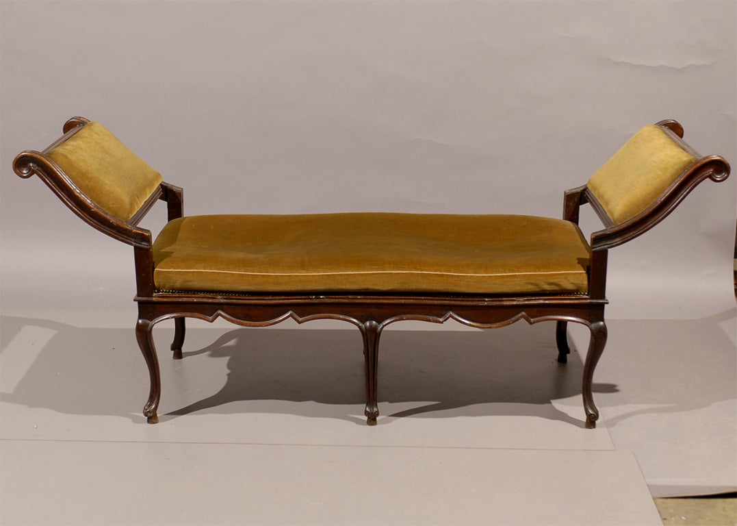 Mid 18th century Venetian Walnut Settee with Removable Back For Sale 1