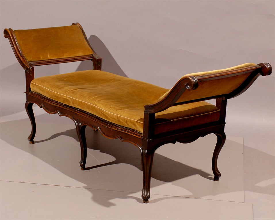 Mid 18th century Venetian Walnut Settee with Removable Back For Sale 2