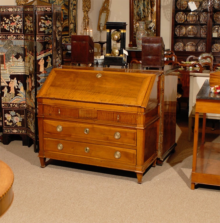 Bureau de style Louis XVI du XVIIIe siècle en noyer, avec une façade rabattable, une surface d'écriture intérieure et des trous de rangement.

