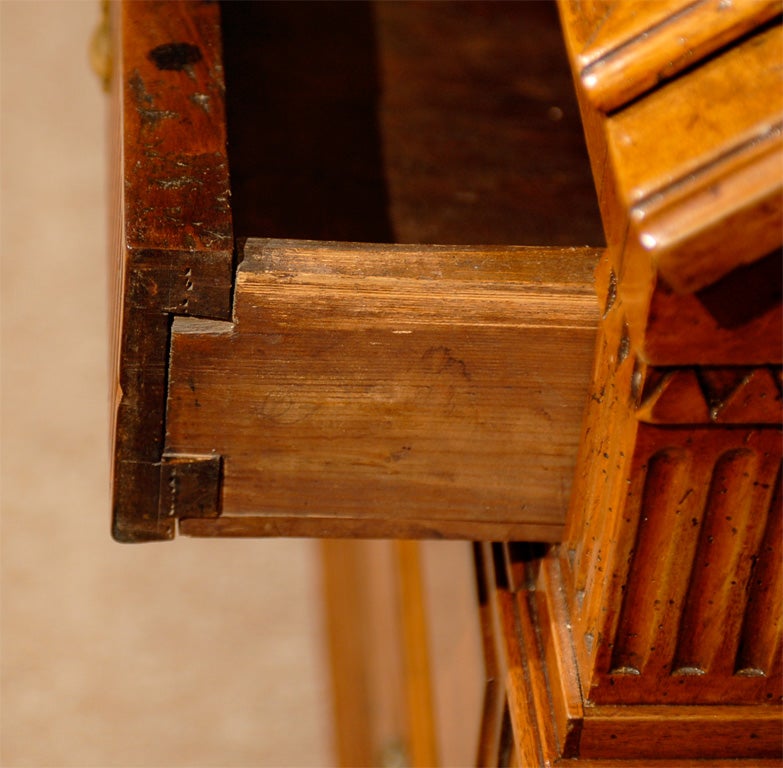 Laiton Bureau Louis XVI du XVIIIe siècle en noyer, France en vente
