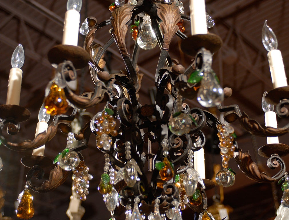 Lustre ancien. Lustre en fer fin avec des fruits en cristal en vente 3