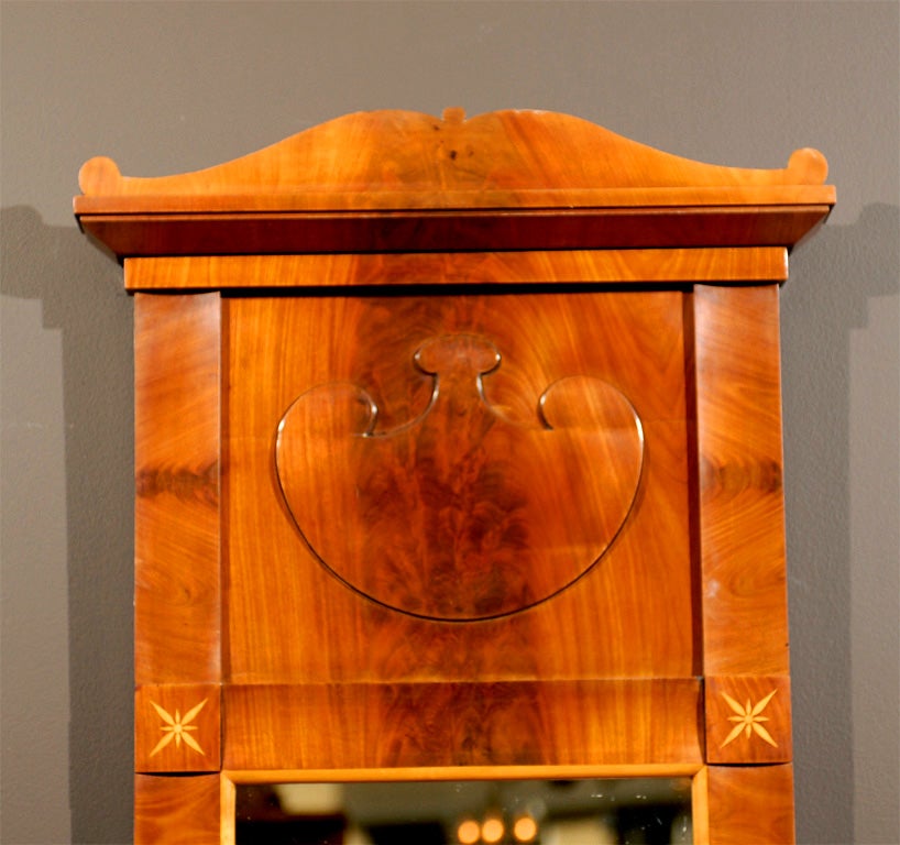 Specchio svedese Karl Johan, Biedermeier in mogano crotch In condizioni ottime in vendita a Atlanta, GA