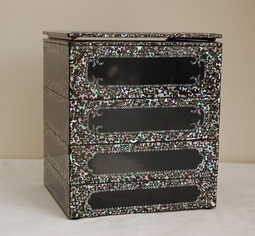 Jubako with mother of pearl Inlaid