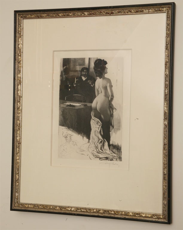 Cette gravure d'époque et vintage Label Riche en noir et blanc d'une femme au châle tombé est très sensuelle. Il est poinçonné en bas à gauche avec une caricature masculine et signé en bas à droite. Elle est l'œuvre de Lobel Riche, un célèbre