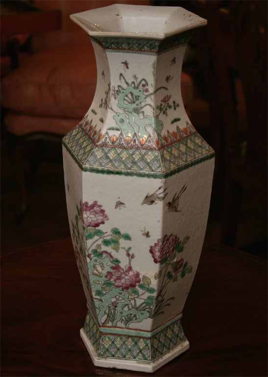 Chinese Octagonal Shaped Vase In Good Condition For Sale In New York, NY