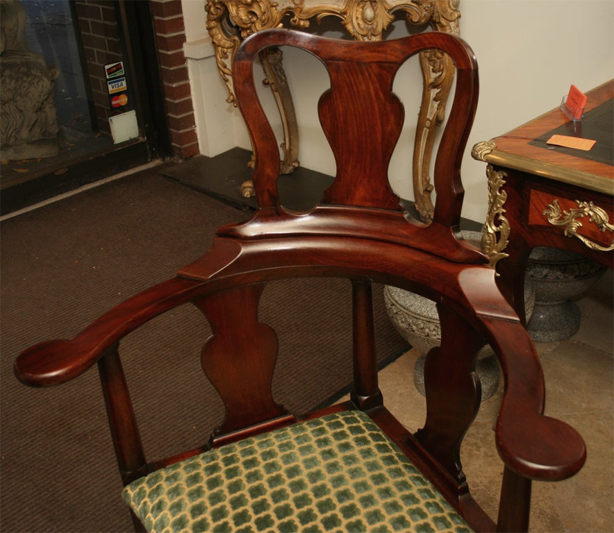Fine and Rare Queen Ann Corner Barber Chair, 18th Century In Excellent Condition For Sale In Westwood, NJ