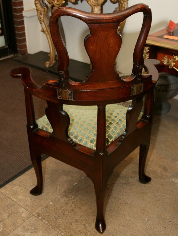 Mahogany Fine and Rare Queen Ann Corner Barber Chair, 18th Century For Sale