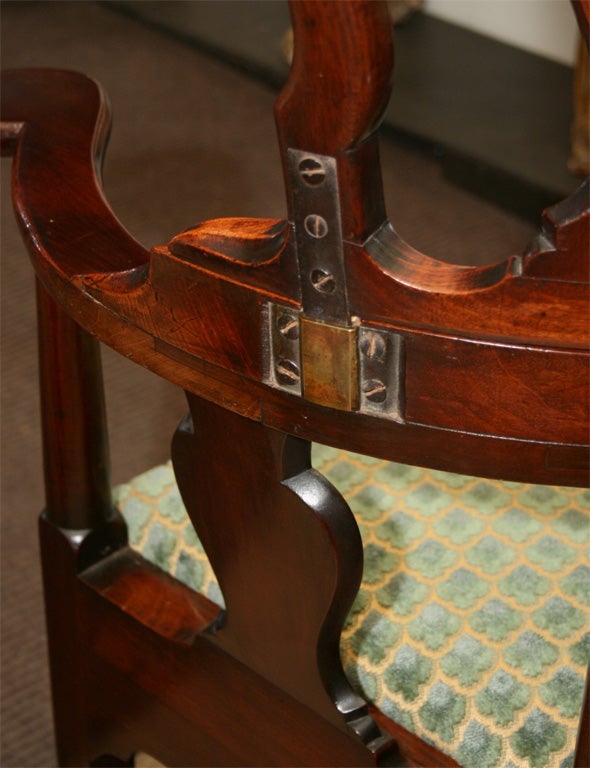 Fine and Rare Queen Ann Corner Barber Chair, 18th Century For Sale 1