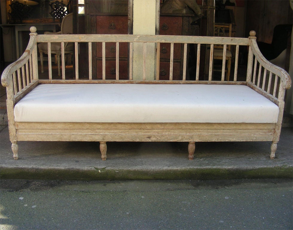 1820s Swedish campaign settee in the original patina, with a storage chest under the mattress.