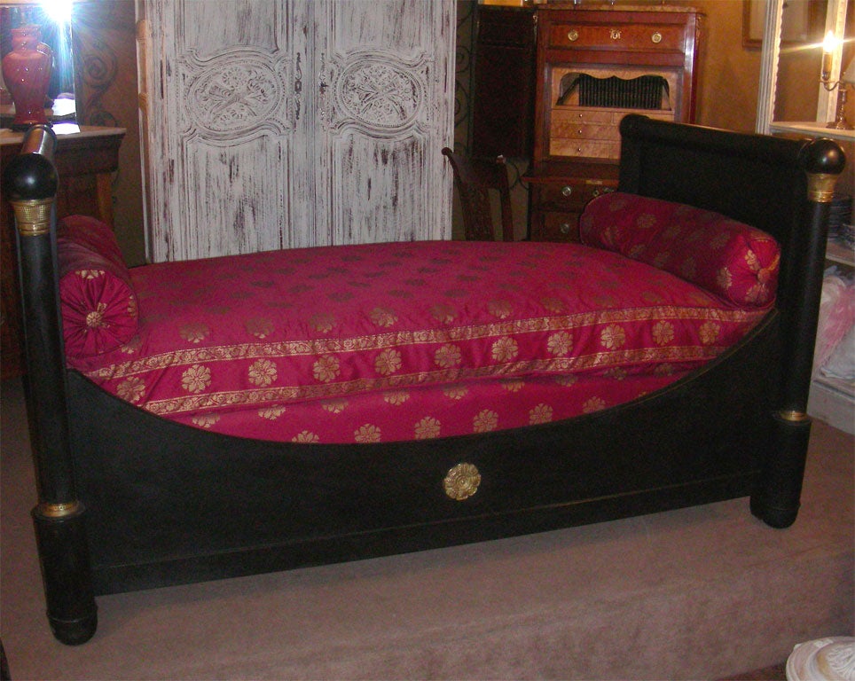 1860-1880 Empire style day bed/sofa in new black patina wood and mahogay, with bronze fitting. Detached colonnettes at corners.