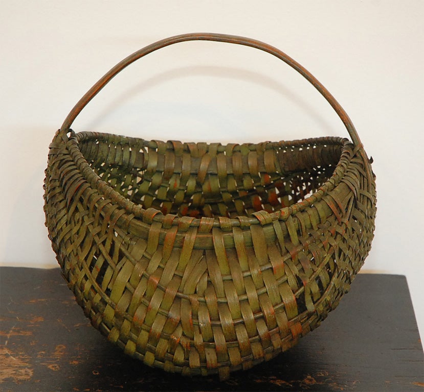 19TH C. ORIGINAL SOUTHERN SAGE GREEN BUTTOCKS BASKET WITH HANDLE.