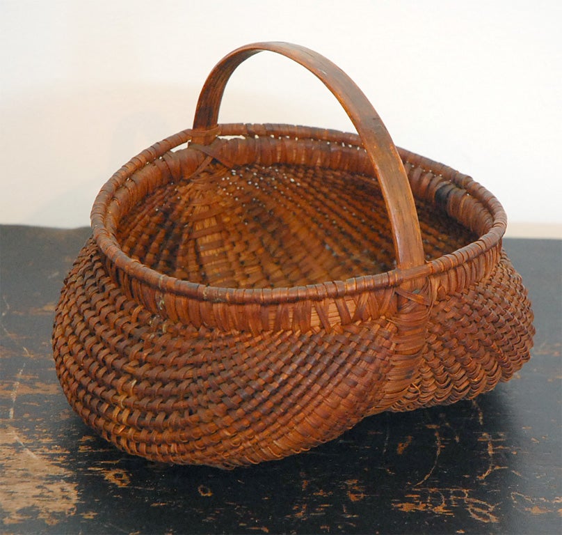 19TH C. RARE MINIATURE BUTTOCKS BASKET FROM PA. WITH WONDERFUL OLD PATINA.