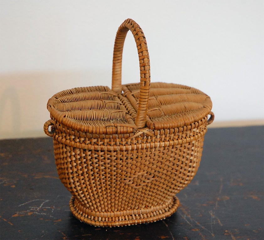 19TH C. RARE NEW ENGLAND SHAKER BASKET WITH HANDLE FROM NEW ENGLAND. BASKET HAS LID THAT LIFTS ON BOTH SIDES.