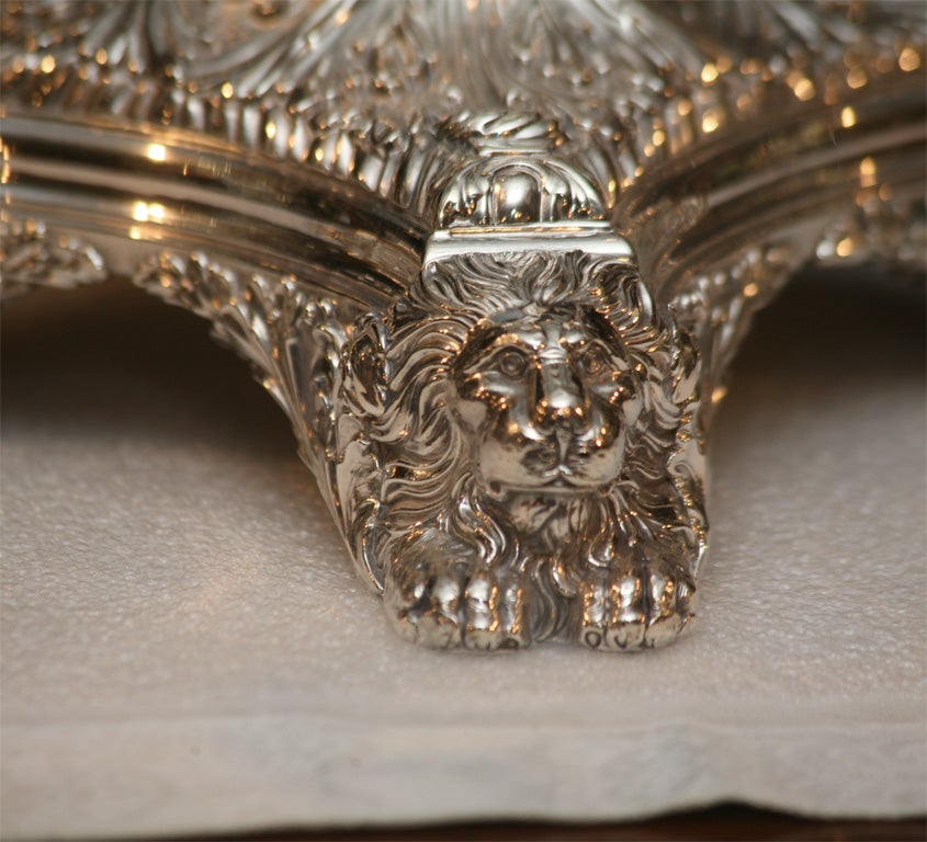 Placcato argento Epergne in argento su rame e cristallo originale del XIX secolo di Sheffield con teste di leoni in vendita