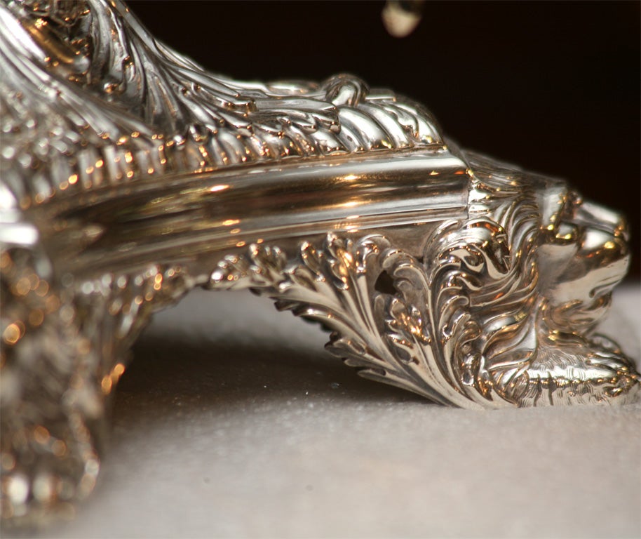 Epergne in argento su rame e cristallo originale del XIX secolo di Sheffield con teste di leoni in vendita 1