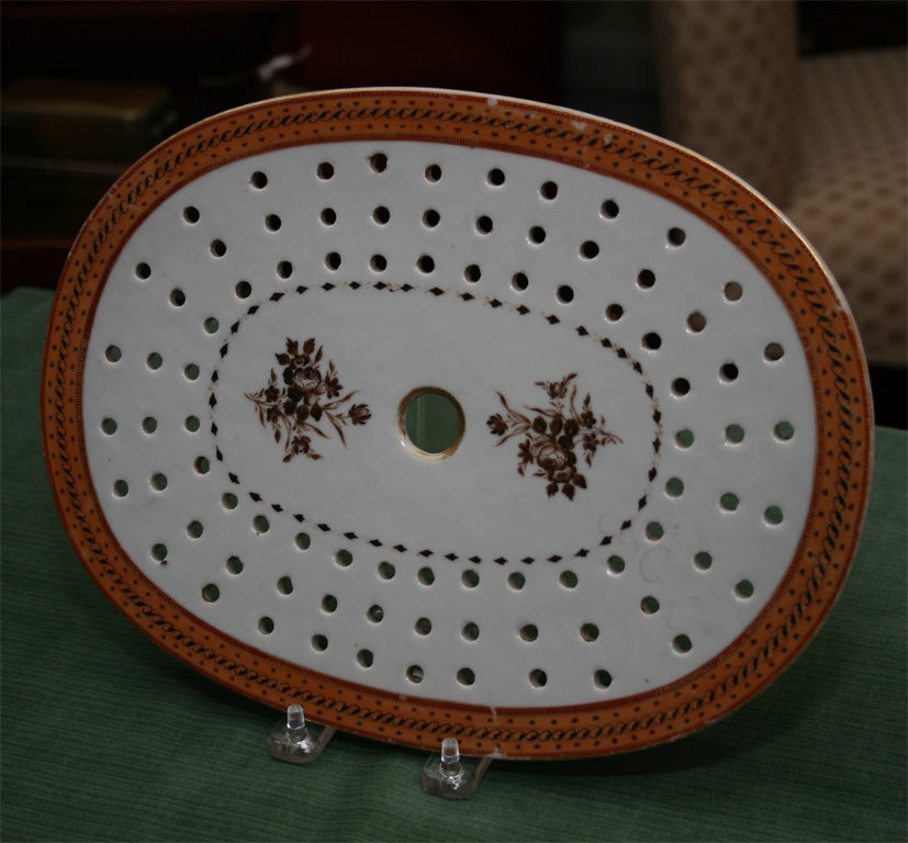 Chinese Export Armorial Pseudo platter with strainer For Sale 2