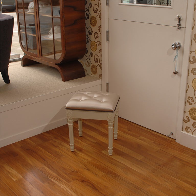 Moreau Vanity Seat