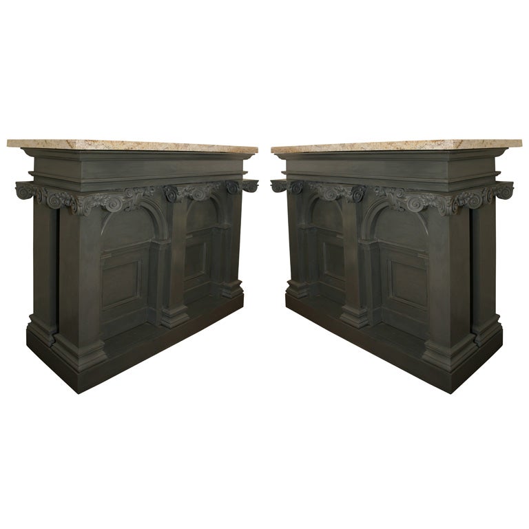 Paire d'armoires architecturales peintes