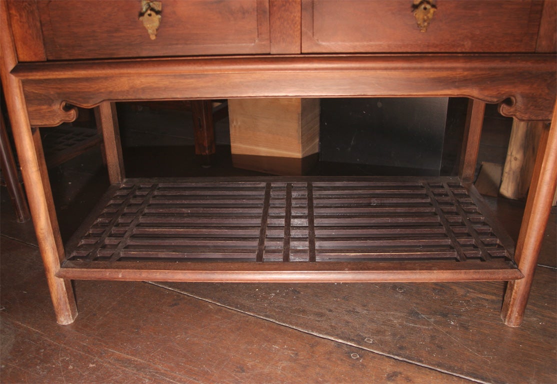 Ein Paar zweitürige Schränke. Die Türen und Seiten bestehen aus einem aufwendigen Fachwerk, das mit komplizierten Schlitz- und Zapfenverbindungen hergestellt wurde. Jeder Schrank auf separatem Ständer.