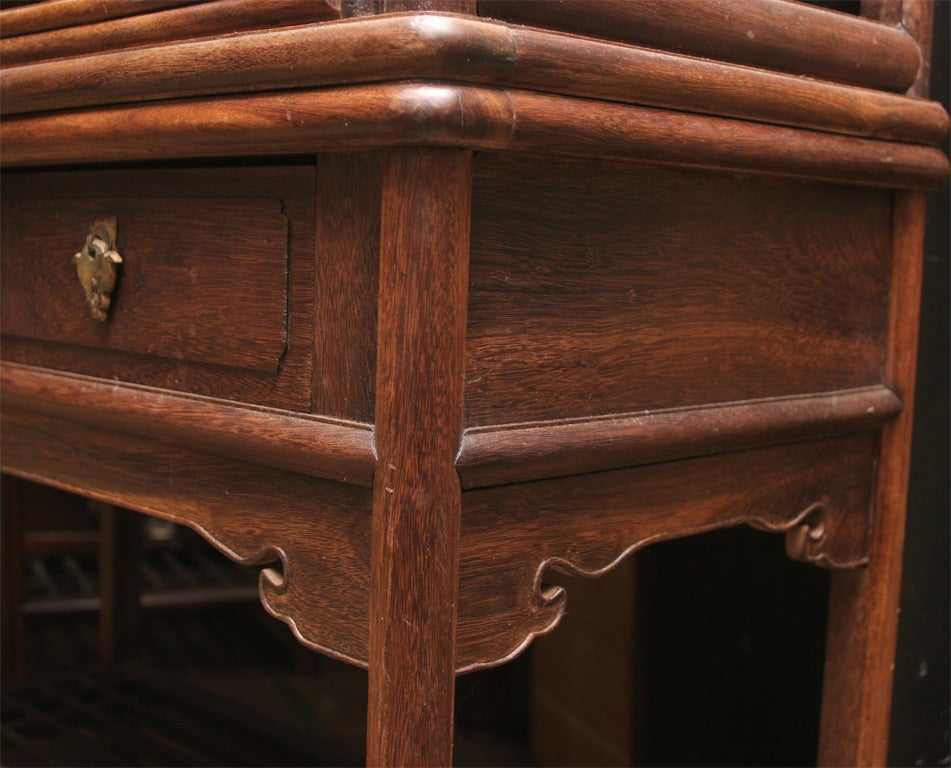 Paar chinesische Palisanderschränke mit Gitterwerk (Chinesisch) im Angebot