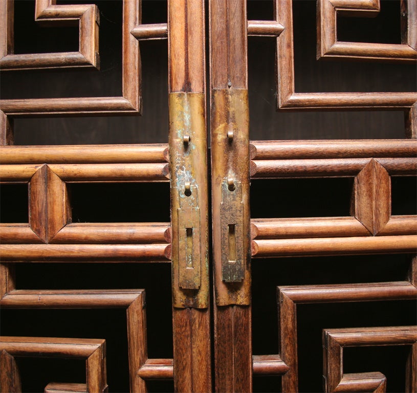 Paar chinesische Palisanderschränke mit Gitterwerk (18. Jahrhundert und früher) im Angebot