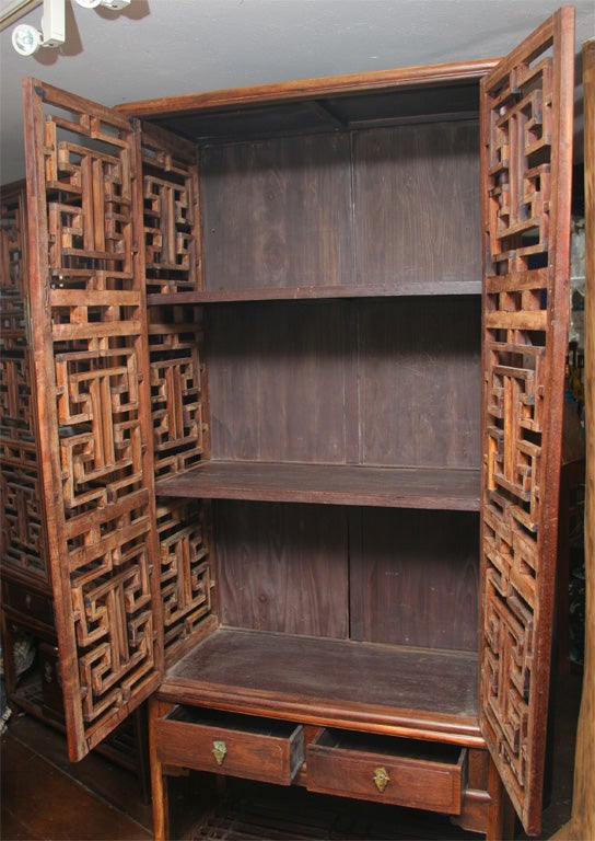 Paar chinesische Palisanderschränke mit Gitterwerk im Angebot 1