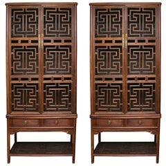 Paar chinesische Palisanderschränke mit Gitterwerk