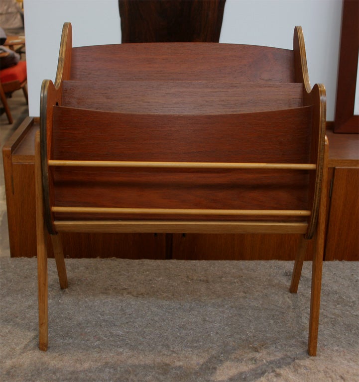 Palet Shaped Magazine Rack