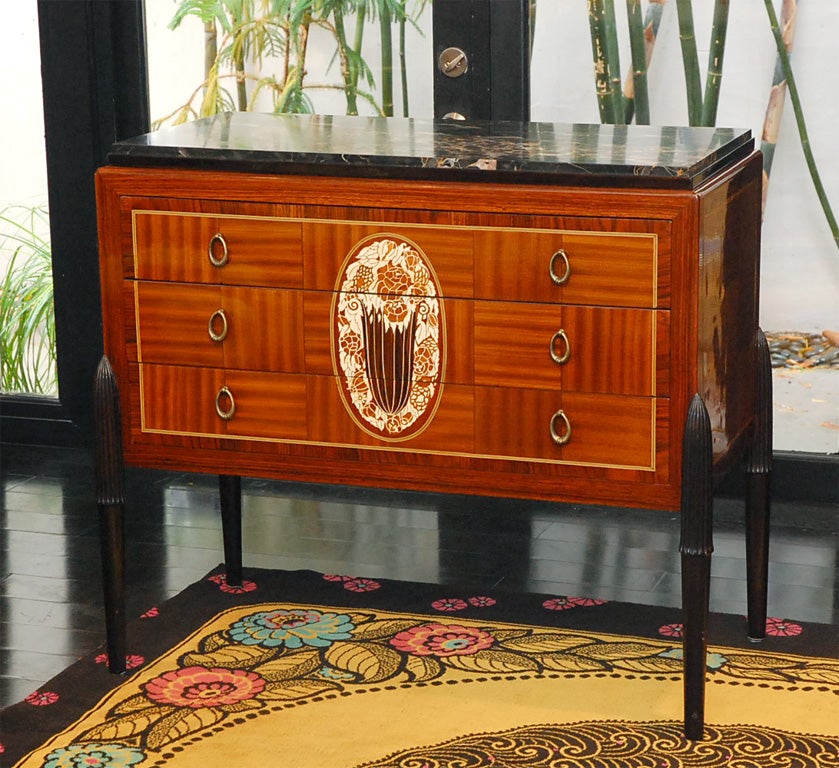Magnifique commode de Mercier Frères. Marqueterie de bois de rose et d'acajou sur l'ensemble de la pièce, avec incrustation de motifs floraux en ivoire et en ébène de Macassar. Motif célèbre également utilisé par Ruhlmann lorsqu'ils travaillaient