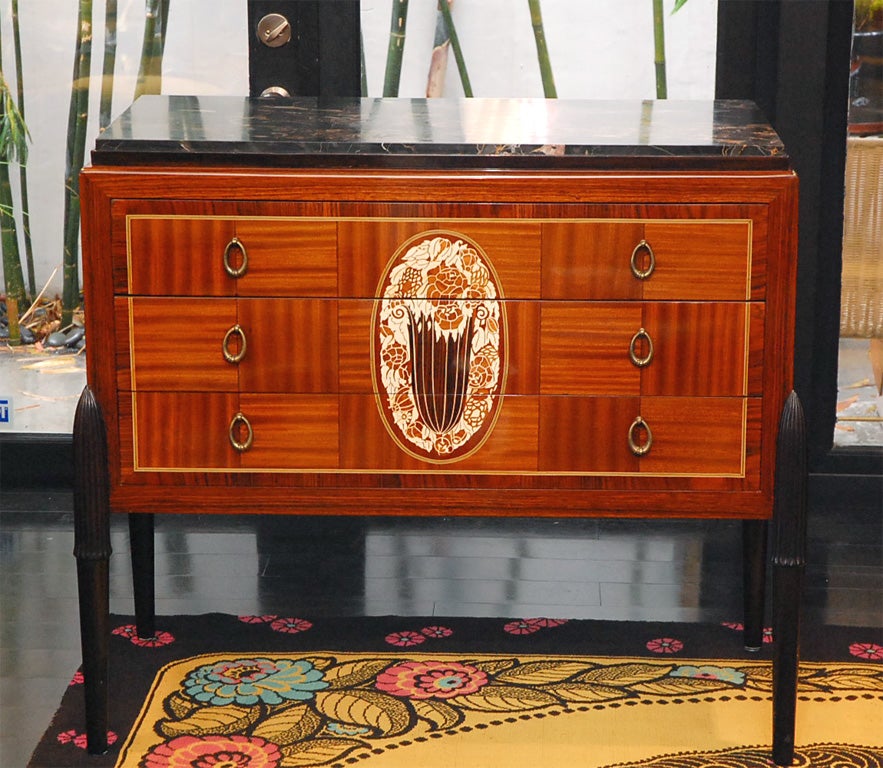 Français Rare commode en marqueterie de Mercier Frères en palissandre et acajou