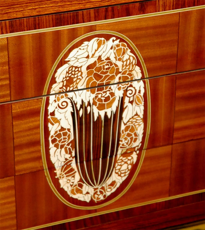 Début du 20ème siècle Rare commode en marqueterie de Mercier Frères en palissandre et acajou