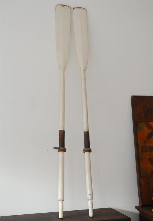 19THC ORIGINAL WHITE PAINTED BOAT ROWING OARS WITH ORIGINAL LEATHER GRIPS IN AS FOUND CONDITION.GREAT CONDITION AND WONDERFUL OYSTER PAINT.SOLD AS A PAIR.