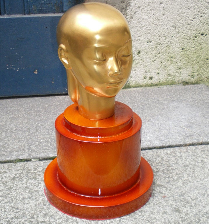 1940-1950 sculpted gilt bronze head, set on a re-lacquered wood base. Signed on the neck by Scarpa.