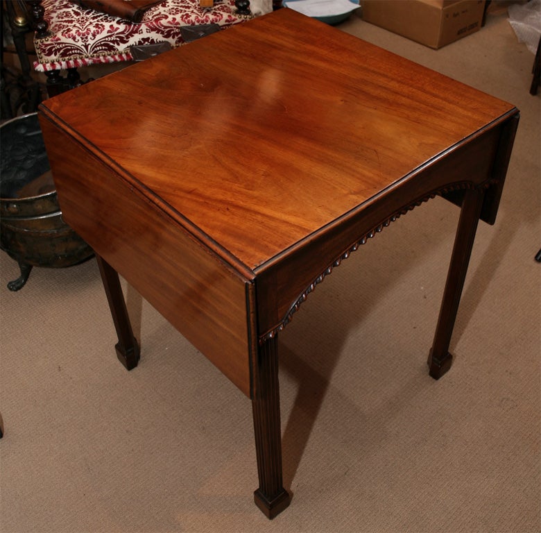 Sophisticated 18th c. English Mahogany Pembroke Table