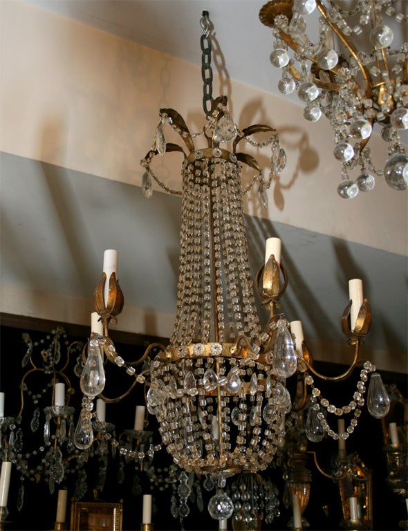 Lampadario italiano in metallo dorato del 1920 circa con perle e gocce di vetro con patina originale.

Misure:
Altezza: 29