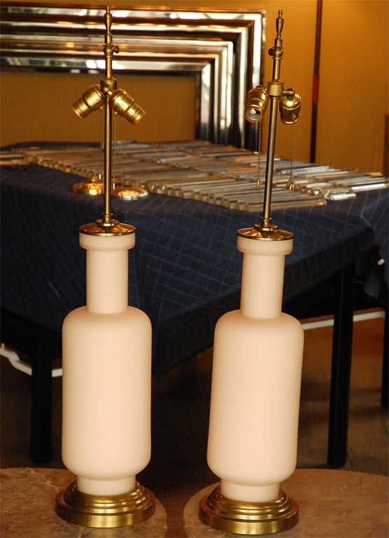 Paar Tischlampen aus Murano-Glas mit Messingfuß.