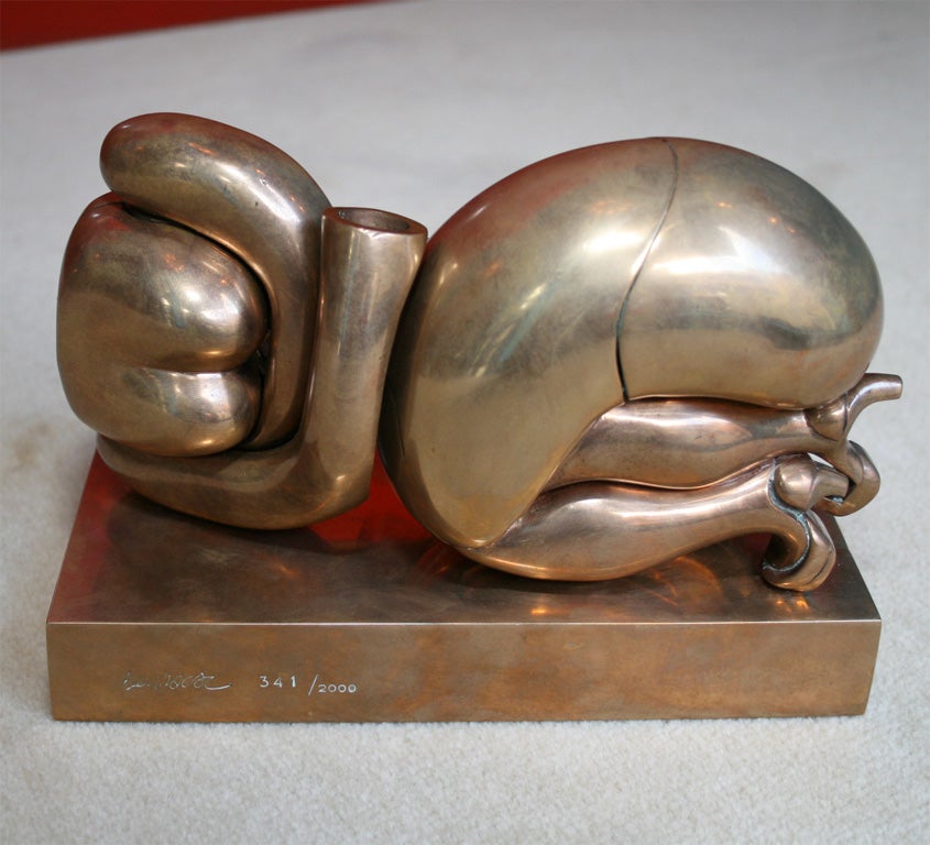 Scultura puzzle in bronzo di un corpo femminile nudo di Miguel Berrocal