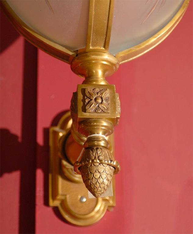 Coppia di lanterne in bronzo con supporti in vendita 1