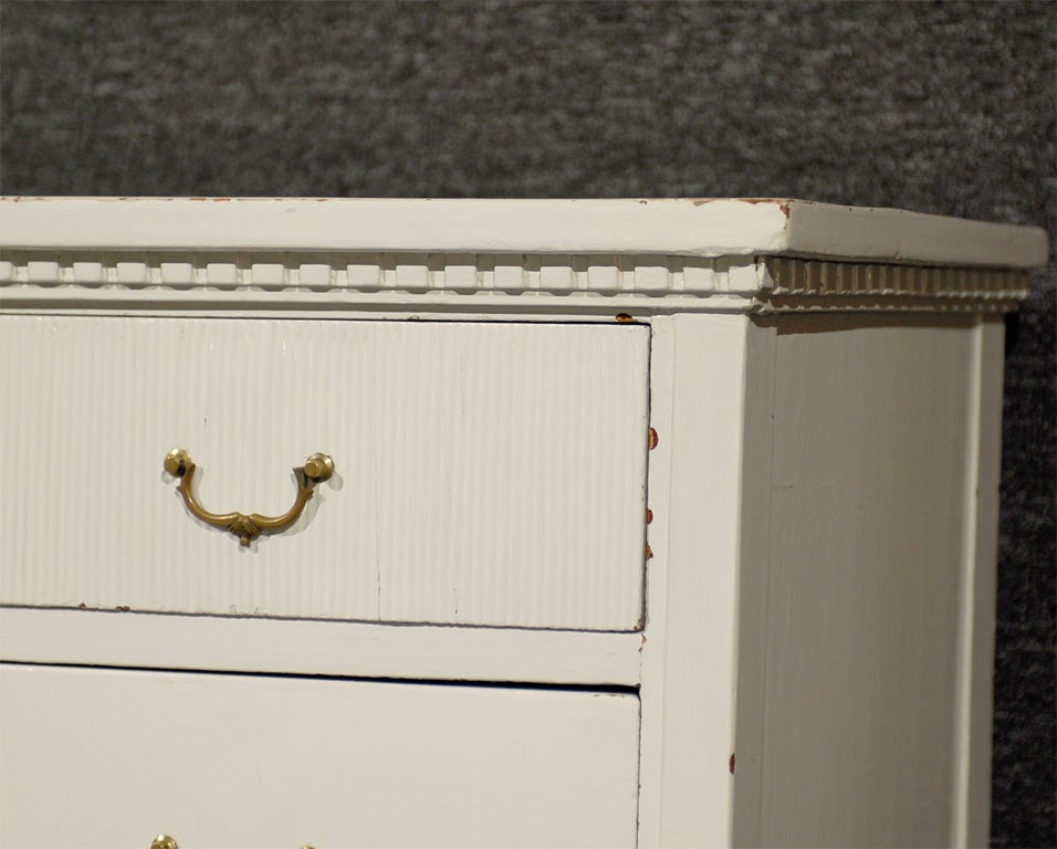 Suédois Ancienne commode suédoise gustavienne d'époque à quatre tiroirs peinte en blanc en vente