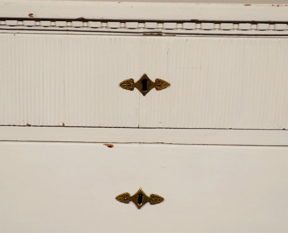 Peint Ancienne commode suédoise gustavienne d'époque à quatre tiroirs peinte en blanc en vente
