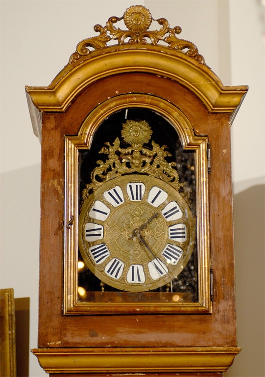 Français Horloge de parquet française du 19ème siècle peinte avec crête sculptée et décor classique en vente
