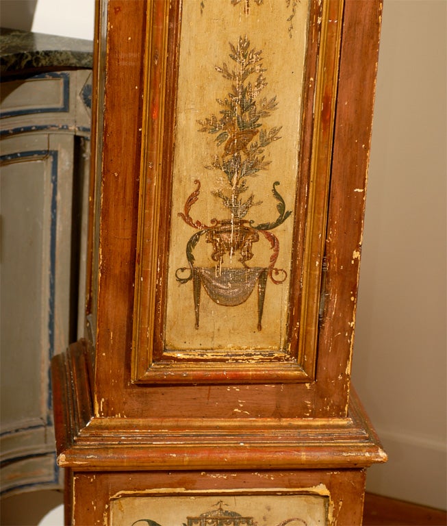 Horloge de parquet française du 19ème siècle peinte avec crête sculptée et décor classique Bon état - En vente à Atlanta, GA