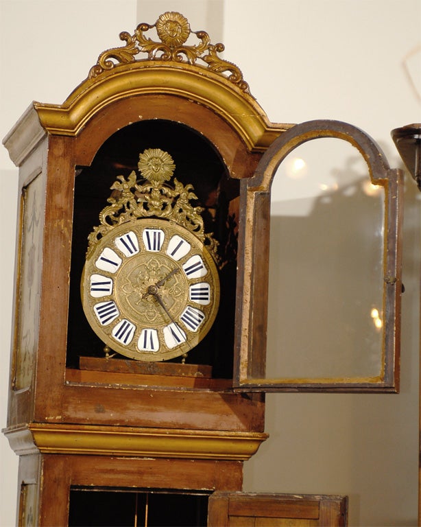 Horloge de parquet française du 19ème siècle peinte avec crête sculptée et décor classique en vente 1