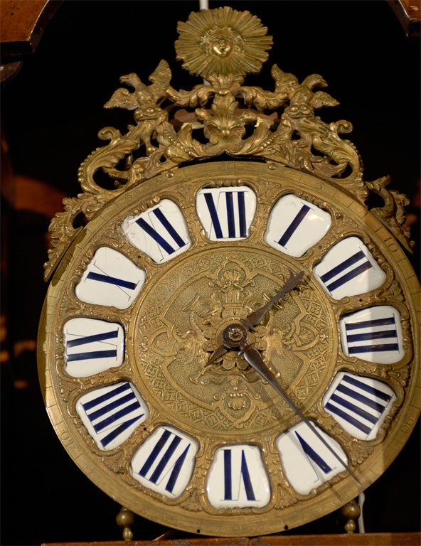 Horloge de parquet française du 19ème siècle peinte avec crête sculptée et décor classique en vente 3